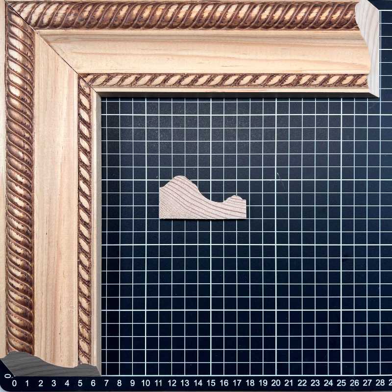 7035 baja - CARAMELO MACIZO Moldura de Madera de Pino de Primera, Linea Decorativa, Tipo Plana, de 35mm de espesor x 070mm de ancho. con Textura, sin Acabado.