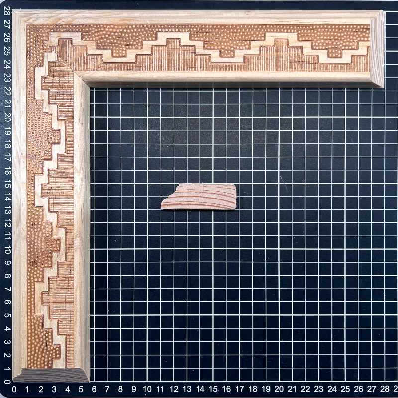 Gomez Piramide/Inca Moldura de Madera de Pino de Primera, Linea Decorativa, Tipo Plana, de 20mm de espesor x 057mm de ancho. con Textura, sin Acabado.