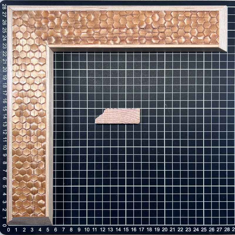 Gomez Panal Moldura de Madera de Pino de Primera, Linea Decorativa, Tipo Plana, de 20mm de espesor x 057mm de ancho. con Textura, sin Acabado.