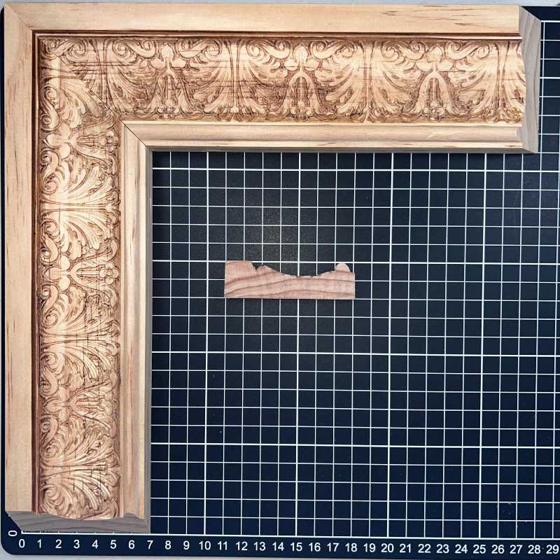 Italiano Moldura de Madera de Pino de Primera, Linea Decorativa, Tipo Plana, de 20mm de espesor x 070mm de ancho. con Textura, sin Acabado.