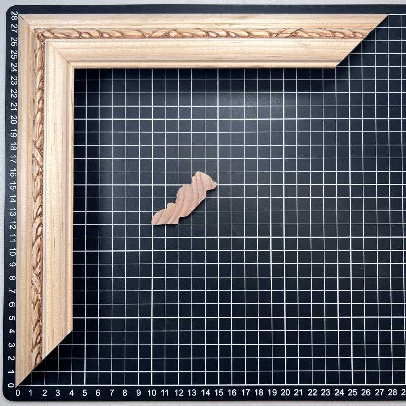 135 - 531 - FALDON PIÑA Moldura de Madera de Pino de Primera, Linea para Marco, Tipo Faldon, de 19mm de espesor x 057mm de ancho. con Textura, sin Acabado.