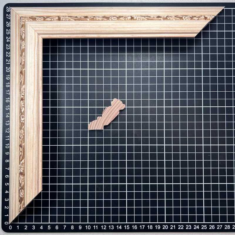 135 - 531 - CUARENTA Y OCHO Joya Moldura de Madera de Pino de Primera, Linea para Marco, Tipo Faldon, de 19mm de espesor x 057mm de ancho. con Textura, sin Acabado.