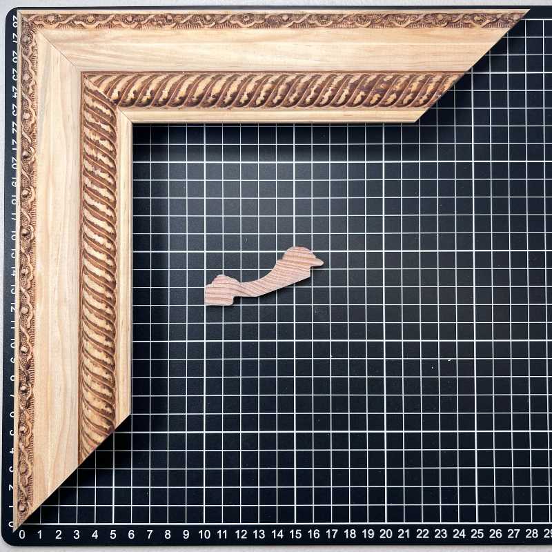 736 G. - CARAMELO 1 Moldura de Madera de Pino de Primera, Linea para Marco, Tipo Faldon, de 20mm de espesor x 071mm de ancho. con Textura, sin Acabado.