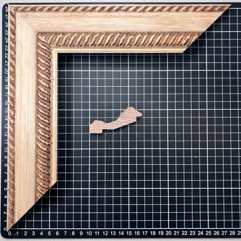 736 G. - CARAMELO 2 Moldura de Madera de Pino de Primera, Linea para Marco, Tipo Faldon, de 20mm de espesor x 071mm de ancho. con Textura, sin Acabado.
