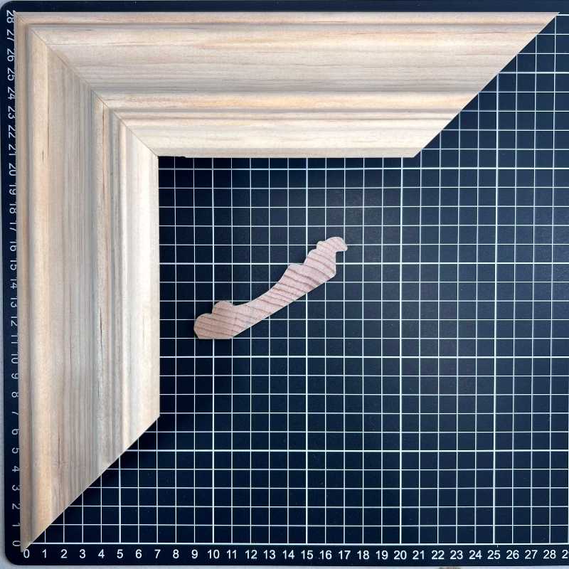 882 - PAOLA Moldura de Madera de Pino de Primera, Linea para Marco, Tipo Faldon, de 20mm de espesor x 093mm de ancho. sin Textura, sin Acabado.