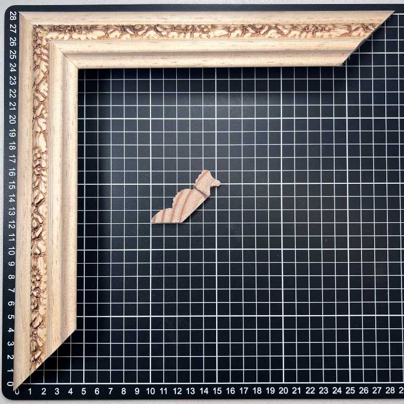 FALDON ROSAS - 21G | Moldura de Madera de Pino de Primera, Linea para Marco, Tipo Faldon, de 19mm de espesor x 059mm de ancho. con Textura, sin Acabado.