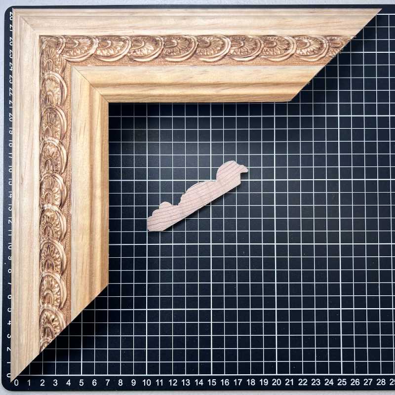 MEXICANA | Moldura de Madera de Pino de Primera, Linea para Marco, Tipo Faldon, de 22mm de espesor x 090mm de ancho. con Textura, sin Acabado.