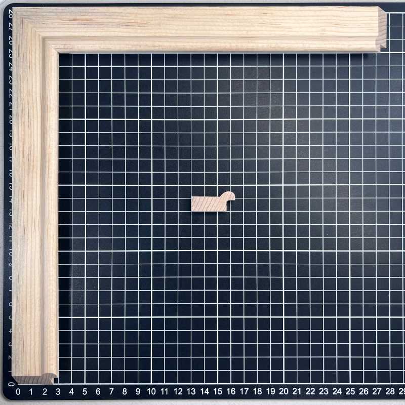 282 - 33 Martin Moldura de Madera de Pino de Primera, Linea para Marco, Tipo Plana, de 15mm de espesor x 033mm de ancho. sin Textura, sin Acabado.