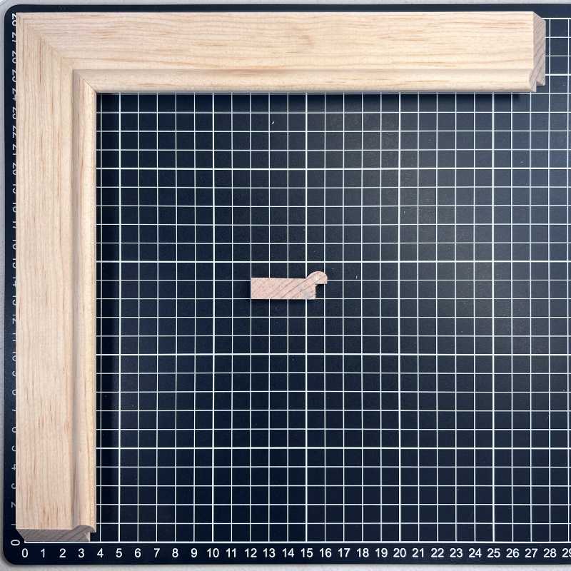 282 Moldura de Madera de Pino de Primera, Linea para Marco, Tipo Plana, de 15mm de espesor x 040mm de ancho. sin Textura, sin Acabado.