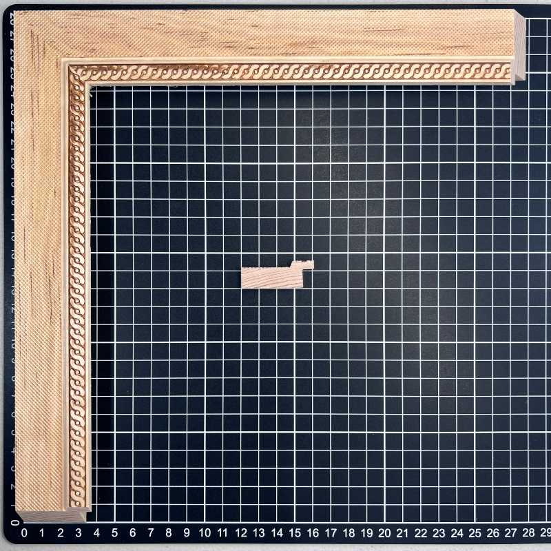 282 - 15 x 40 - Gr. 2 Moldura de Madera de Pino de Primera, Linea para Marco, Tipo Plana, de 15mm de espesor x 040mm de ancho. con Textura, sin Acabado.