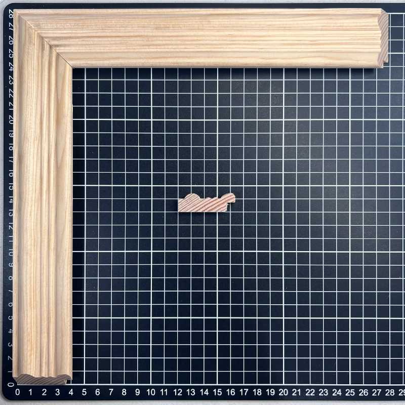 211 Moldura de Madera de Pino de Primera, Linea para Marco, Tipo Plana, de 14mm de espesor x 043mm de ancho. sin Textura, sin Acabado.