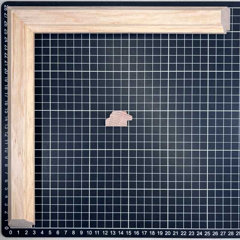 416 Moldura de Madera de Pino de Primera, Linea para Marco, Tipo Plana, de 20mm de espesor x 034mm de ancho. sin Textura, sin Acabado.