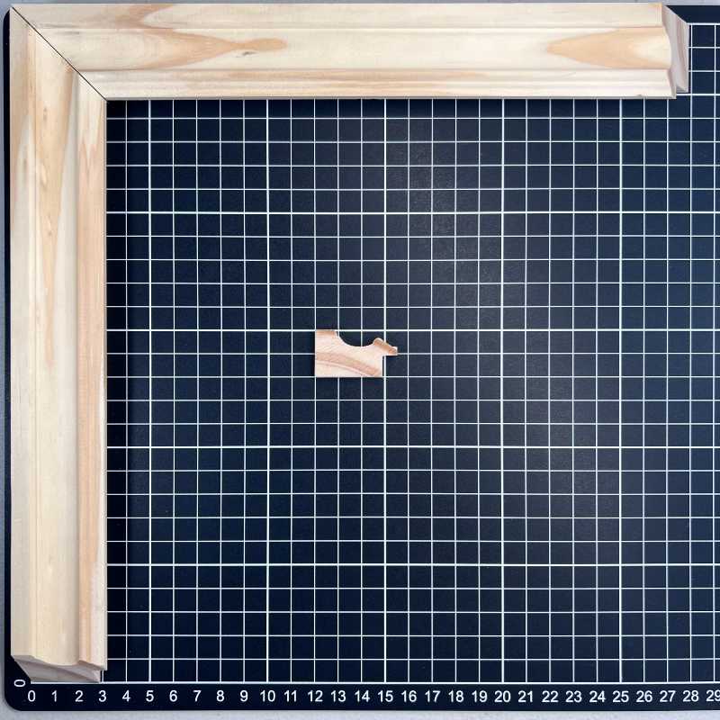 435 - M Moldura de Madera de Pino de Primera, Linea para Marco, Tipo Plana, de 20mm de espesor x 035mm de ancho. sin Textura, sin Acabado.