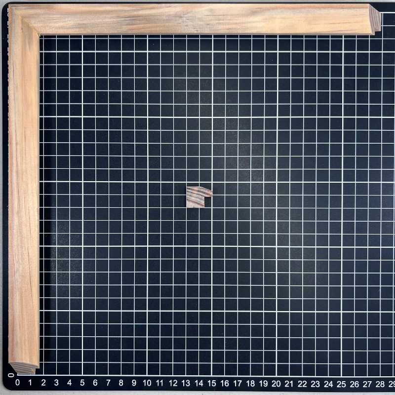 715 - 16 x 20 (MAYA) Moldura de Madera de Pino de Primera, Linea para Marco, Tipo Plana, de 16mm de espesor x 020mm de ancho. sin Textura, sin Acabado.