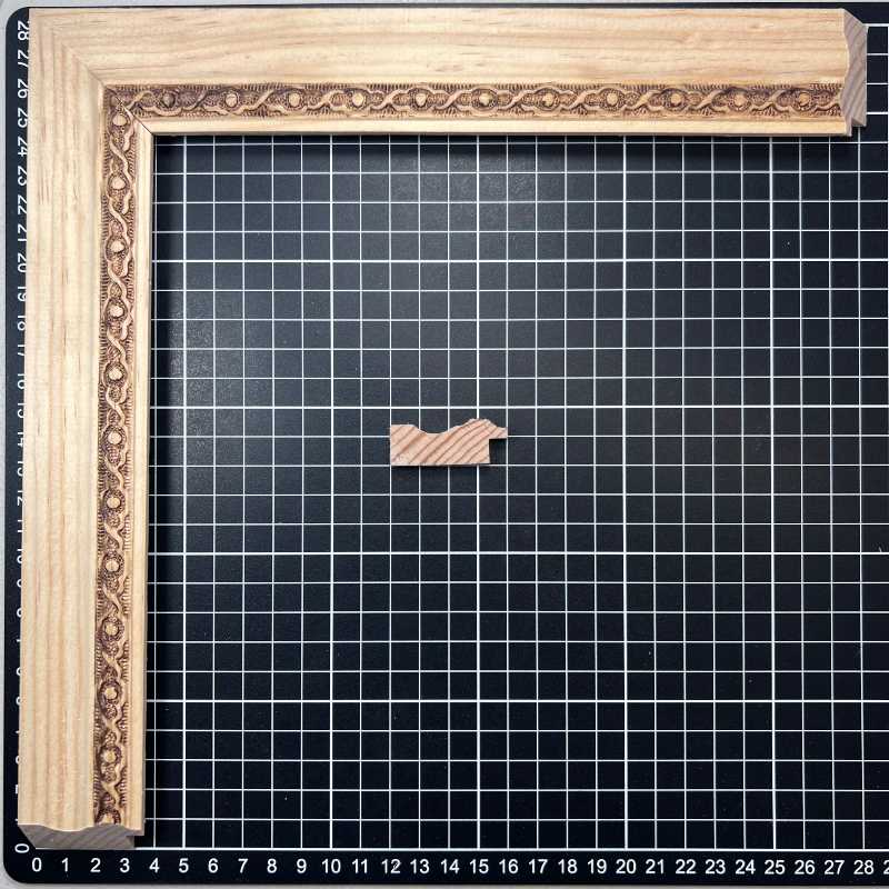 CLEOTILDE - G1 | Moldura de Madera de Pino de Primera, Linea para Marco, Tipo Plana, de 17mm de espesor x 040mm de ancho. con Textura, sin Acabado.