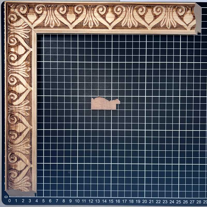 CORAZON - G1 | Moldura de Madera de Pino de Primera, Linea para Marco, Tipo Plana, de 20mm de espesor x 043mm de ancho. con Textura, sin Acabado.