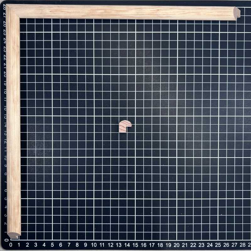 1/2 Caña - 1 RAYADA Fina Moldura de Madera de Pino de Primera, Linea para Marco, Tipo Plana, de 15mm de espesor x 015mm de ancho. con Textura, sin Acabado.