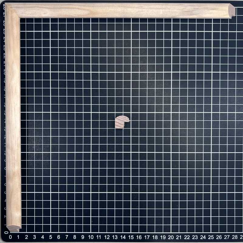 1/2 Caña - CLAUDIA Moldura de Madera de Pino de Primera, Linea para Marco, Tipo Plana, de 16mm de espesor x 017mm de ancho. sin Textura, sin Acabado.