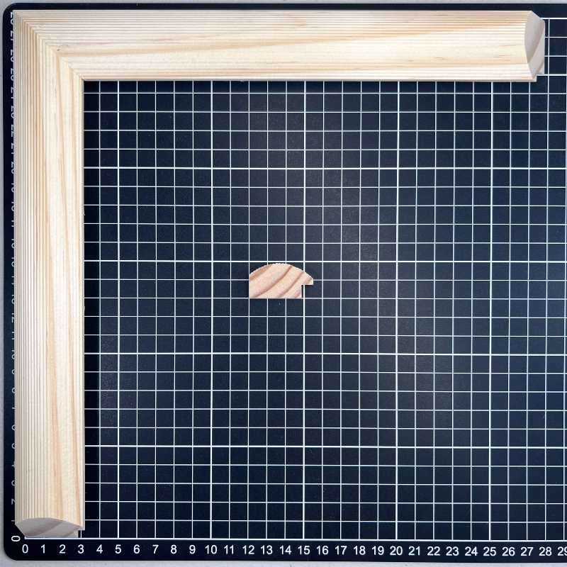 1/2 Caña - SUPER RAYADA fina Moldura de Madera de Pino de Primera, Linea para Marco, Tipo Plana, de 19mm de espesor x 034mm de ancho. con Textura, sin Acabado.