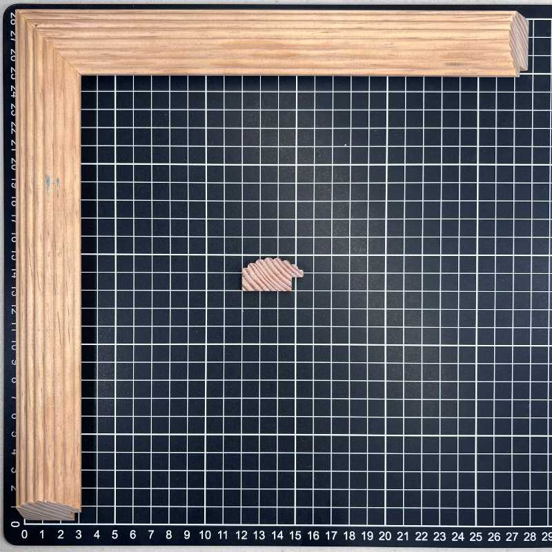 1/2 Caña - SUPER RAYADA gruesa Moldura de Madera de Pino de Primera, Linea para Marco, Tipo Plana, de 19mm de espesor x 034mm de ancho. con Textura, sin Acabado.