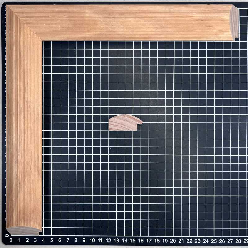 1/2 Caña - SUPER - 2 RAYADA fina Moldura de Madera de Pino de Primera, Linea para Marco, Tipo Plana, de 20mm de espesor x 044mm de ancho. con Textura, sin Acabado.