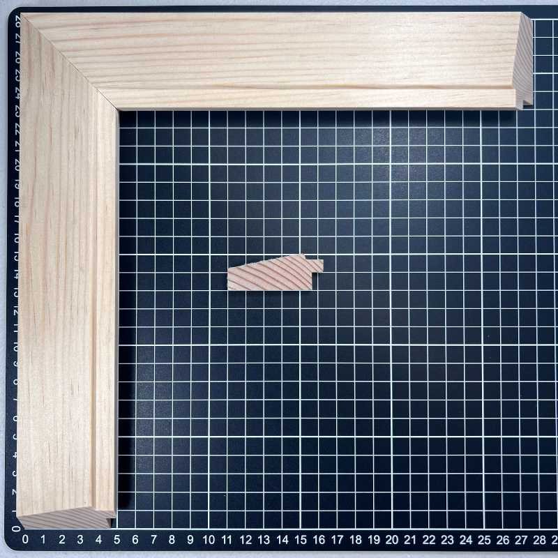 Chaflan Chico Moldura de Madera de Pino de Primera, Linea para Marco, Tipo Plana, de 20mm de espesor x 053mm de ancho. sin Textura, sin Acabado.