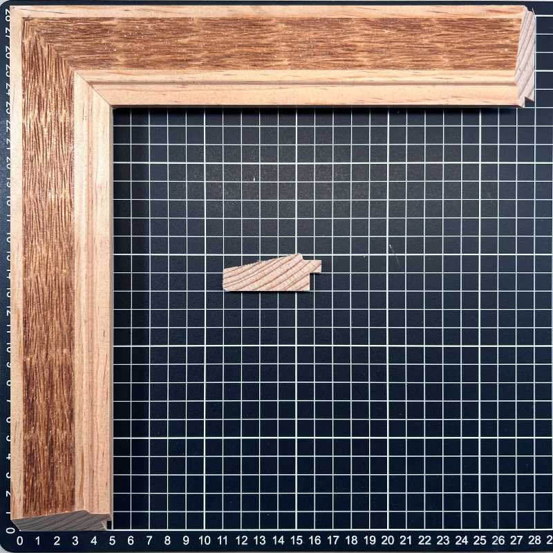 Chaflan Chico - CARDA/raiz Moldura de Madera de Pino de Primera, Linea para Marco, Tipo Plana, de 20mm de espesor x 053mm de ancho. con Textura, sin Acabado.