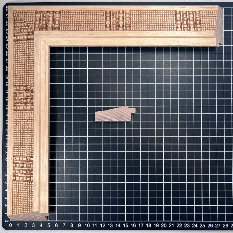 Chaflan Chico - MIXTO Moldura de Madera de Pino de Primera, Linea para Marco, Tipo Plana, de 20mm de espesor x 053mm de ancho. con Textura, sin Acabado.