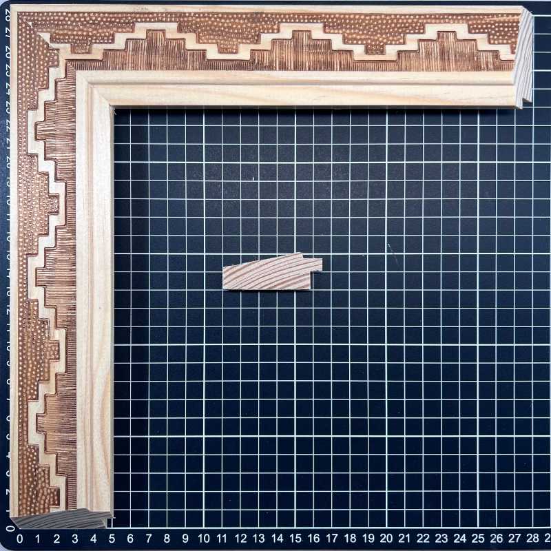 Chaflan Chico - PIRAMIDE/inca Moldura de Madera de Pino de Primera, Linea para Marco, Tipo Plana, de 20mm de espesor x 053mm de ancho. con Textura, sin Acabado.