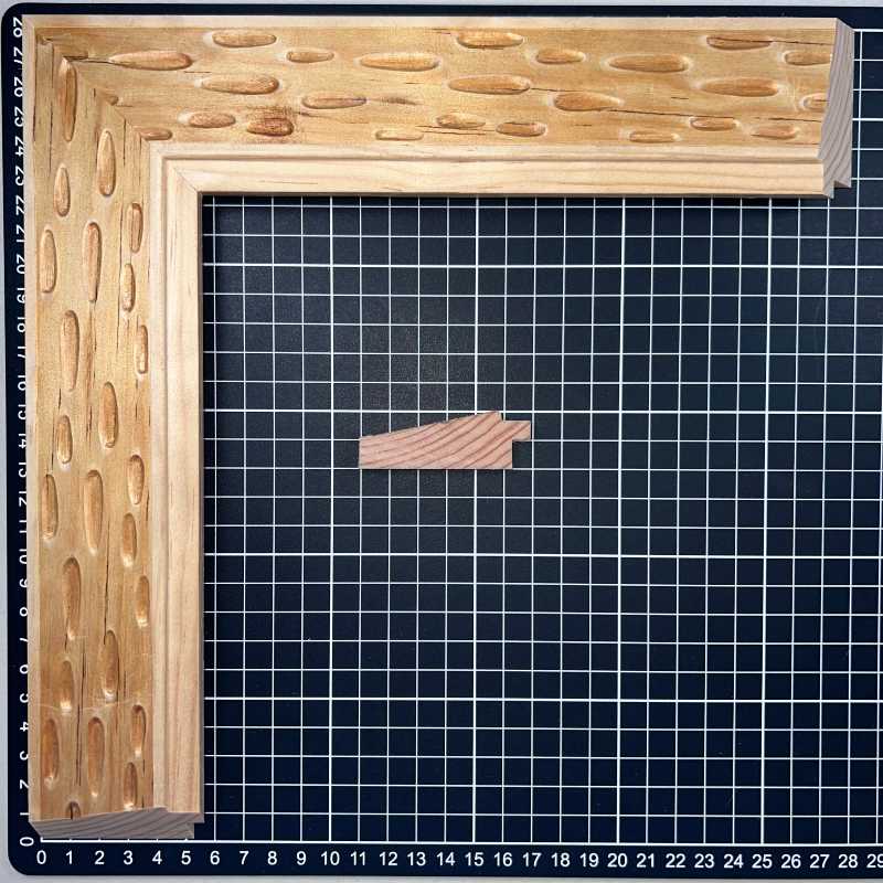 Chaflan - GOTAS Moldura de Madera de Pino de Primera, Linea para Marco, Tipo Plana, de 20mm de espesor x 058mm de ancho. con Textura, sin Acabado.