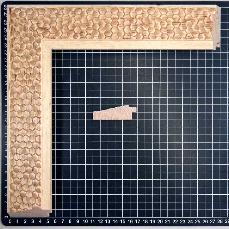 Chaflan - PANAL Moldura de Madera de Pino de Primera, Linea para Marco, Tipo Plana, de 20mm de espesor x 058mm de ancho. con Textura, sin Acabado.