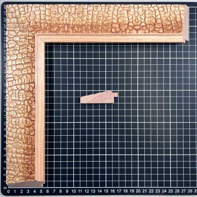 Chaflan - EMPEDRADO Moldura de Madera de Pino de Primera, Linea para Marco, Tipo Plana, de 20mm de espesor x 058mm de ancho. con Textura, sin Acabado.