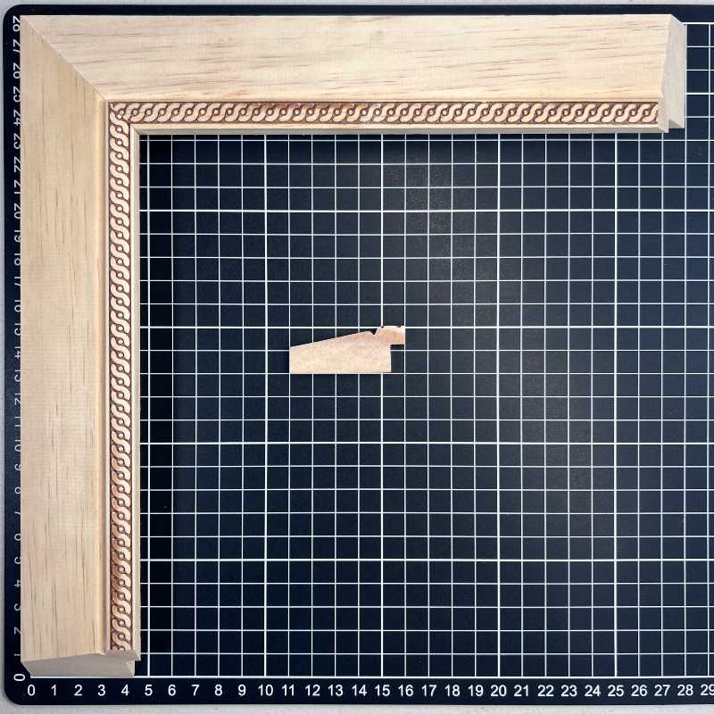 Chaflan Continuo - 50 - CADENA Moldura de Madera de Pino de Primera, Linea para Marco, Tipo Plana, de 20mm de espesor x 050mm de ancho. con Textura, sin Acabado.