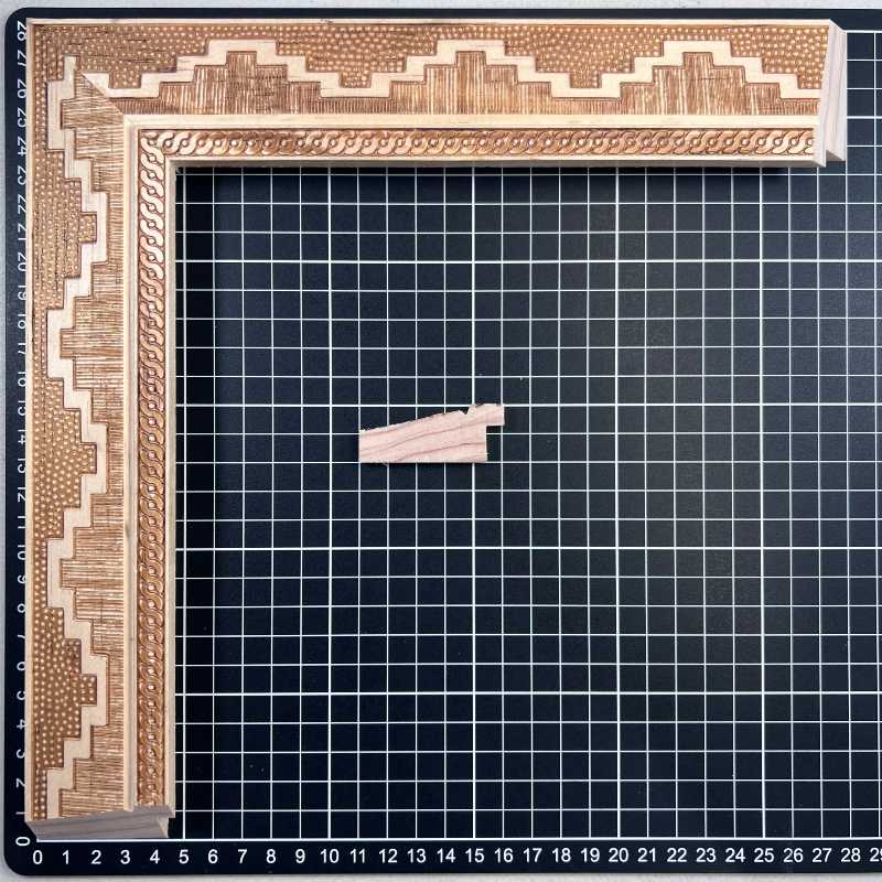 Chaflan Continuo - 50 - PIRAMIDE/inca Moldura de Madera de Pino de Primera, Linea para Marco, Tipo Plana, de 20mm de espesor x 050mm de ancho. con Textura, sin Acabado.
