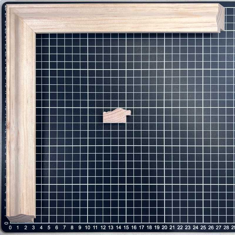 JOTA Moldura de Madera de Pino de Primera, Linea para Marco, Tipo Plana, de 19mm de espesor x 037mm de ancho. sin Textura, sin Acabado.