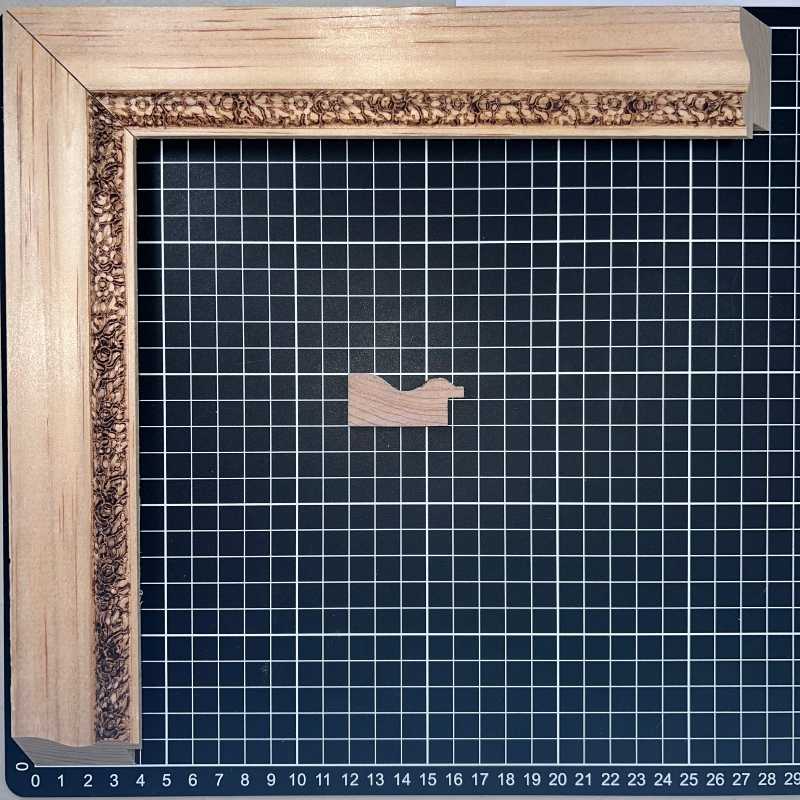 MARIA ROSAS - G1 Moldura de Madera de Pino de Primera, Linea para Marco, Tipo Plana, de 20mm de espesor x 044mm de ancho. con Textura, sin Acabado.