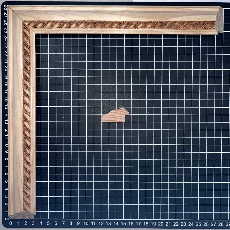 PLASTICA - G1 Moldura de Madera de Pino de Primera, Linea para Marco, Tipo Plana, de 20mm de espesor x 037mm de ancho. con Textura, sin Acabado.