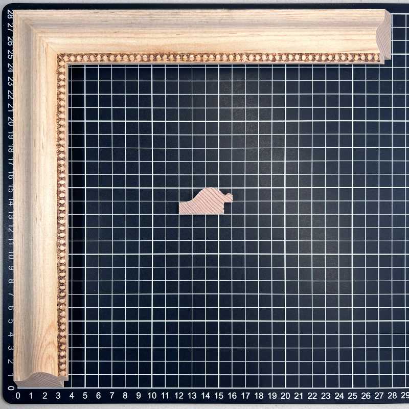 PERLA - G1 Moldura de Madera de Pino de Primera, Linea para Marco, Tipo Plana, de 20mm de espesor x 040mm de ancho. con Textura, sin Acabado.