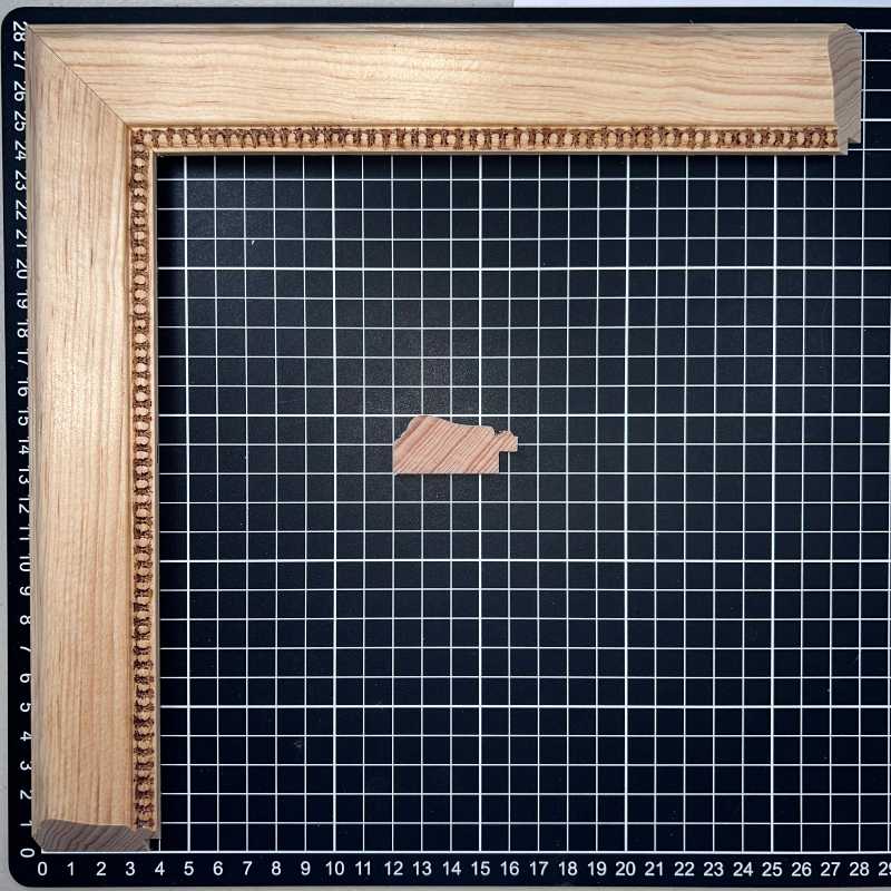 QUIKE - G1 Moldura de Madera de Pino de Primera, Linea para Marco, Tipo Plana, de 20mm de espesor x 042mm de ancho. con Textura, sin Acabado.