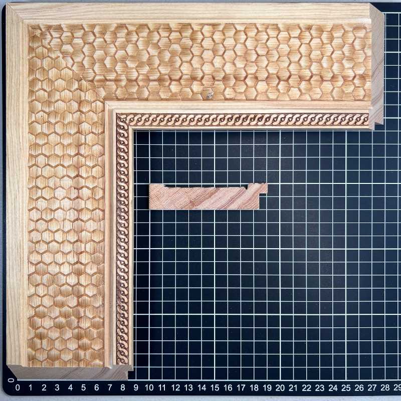 Segovia 90 panal Moldura de Madera de Pino de Primera, Linea para Marco, Tipo Plana, de 20mm de espesor x 090mm de ancho. con Textura, sin Acabado.