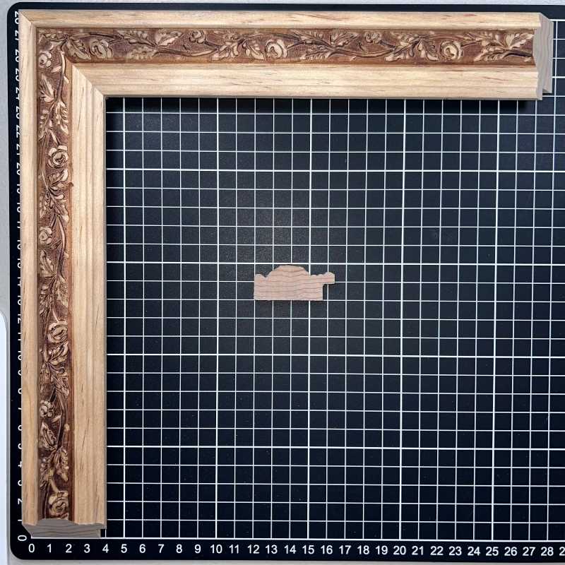 TORTUGA - G1 Moldura de Madera de Pino de Primera, Linea para Marco, Tipo Plana, de 20mm de espesor x 043mm de ancho. con Textura, sin Acabado.