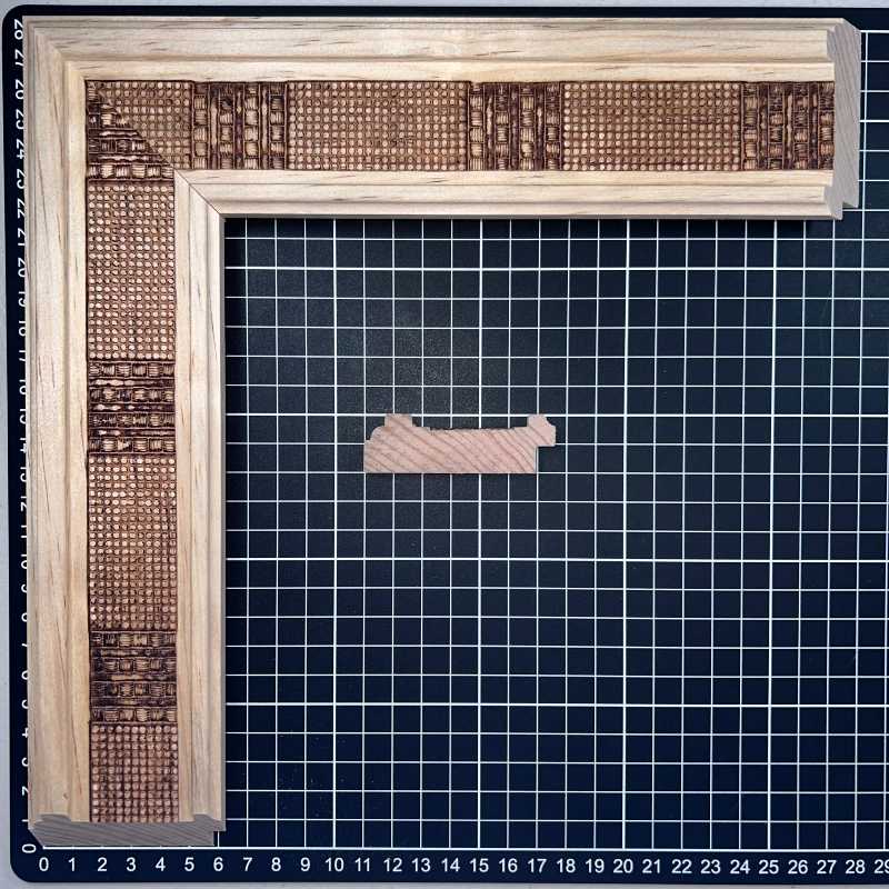 TRINI - MIXTO Moldura de Madera de Pino de Primera, Linea para Marco, Tipo Plana, de 20mm de espesor x 065mm de ancho. con Textura, sin Acabado.